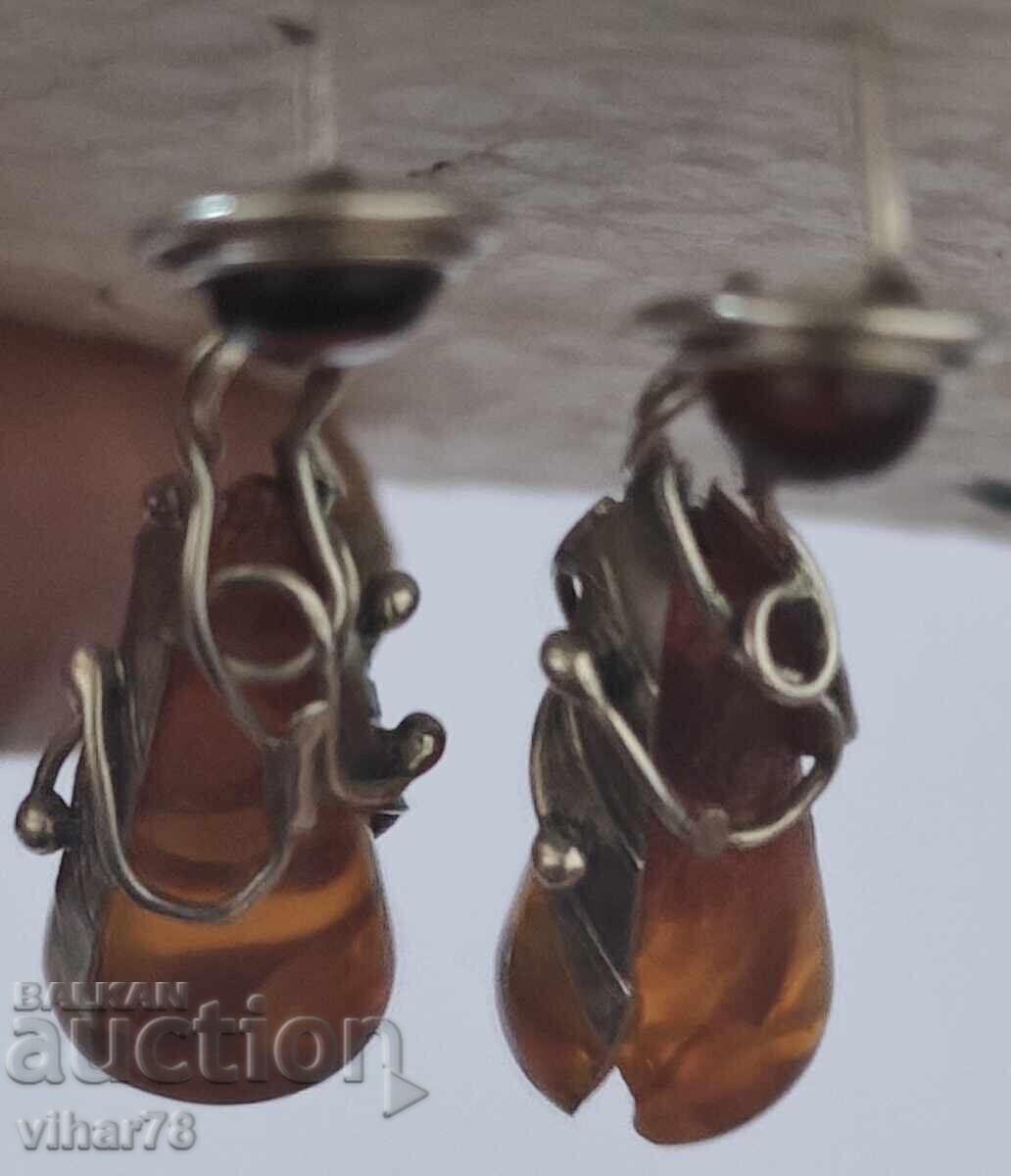 Παράδοση Παλαιά σκουλαρίκια με κεχριμπάρι