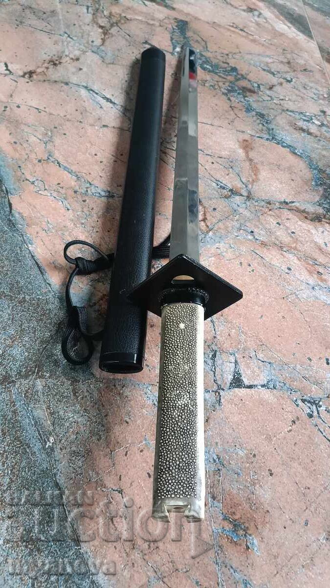 Livrarea Wakizashi, sabie japoneză scurtă cu dimensiunea de 70 cm Livrarea Wakizashi, sabie japoneză scurtă cu dimensiunea de 70 cm