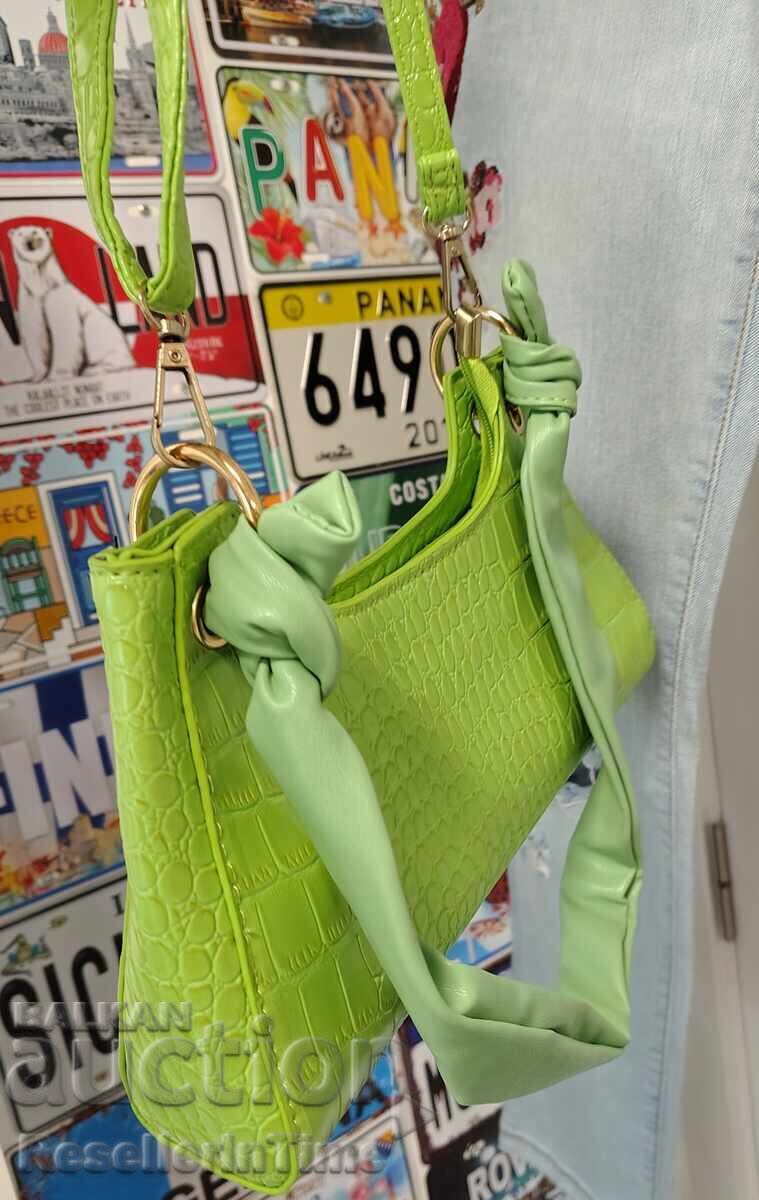 Geantă de damă nouă, verde, cu mâner lung și scurt cu preț € 10.00 | 19.56 BGN