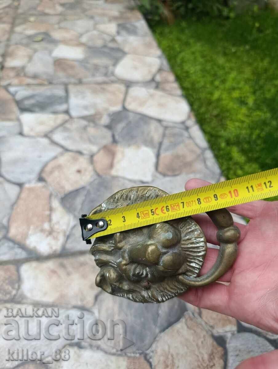 Livrarea Bătător de ușă vechi, cap de leu