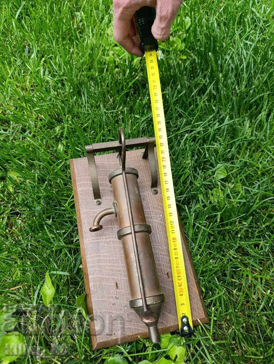 Livrarea Machetă vintage de pompă manuală