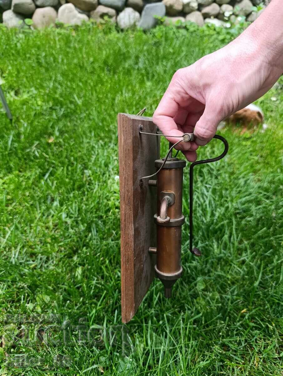 Machetă vintage de pompă manuală
