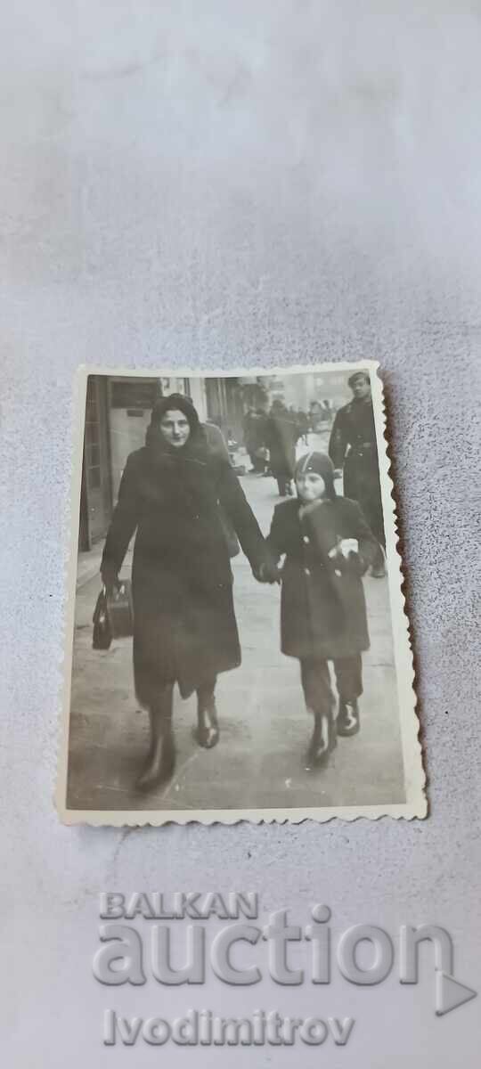Fotografie Sofia Femeie și fată la plimbare
