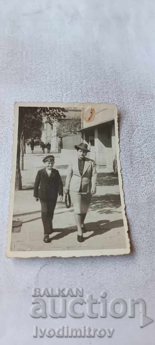 Fotografie Sofia O femeie și un băiat la plimbare Fotografie Sofia O femeie și un băiat la plimbare