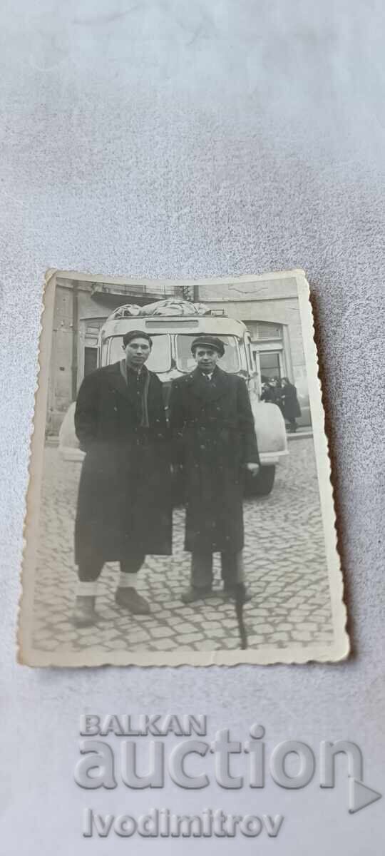 Снимка Двама млади мъже пред ретро автобус