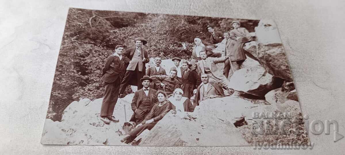 Foto Băieți și fete într-o călătorie