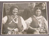 Fotografie de autor femei în port popular, fotografie de Zahari Zhandov