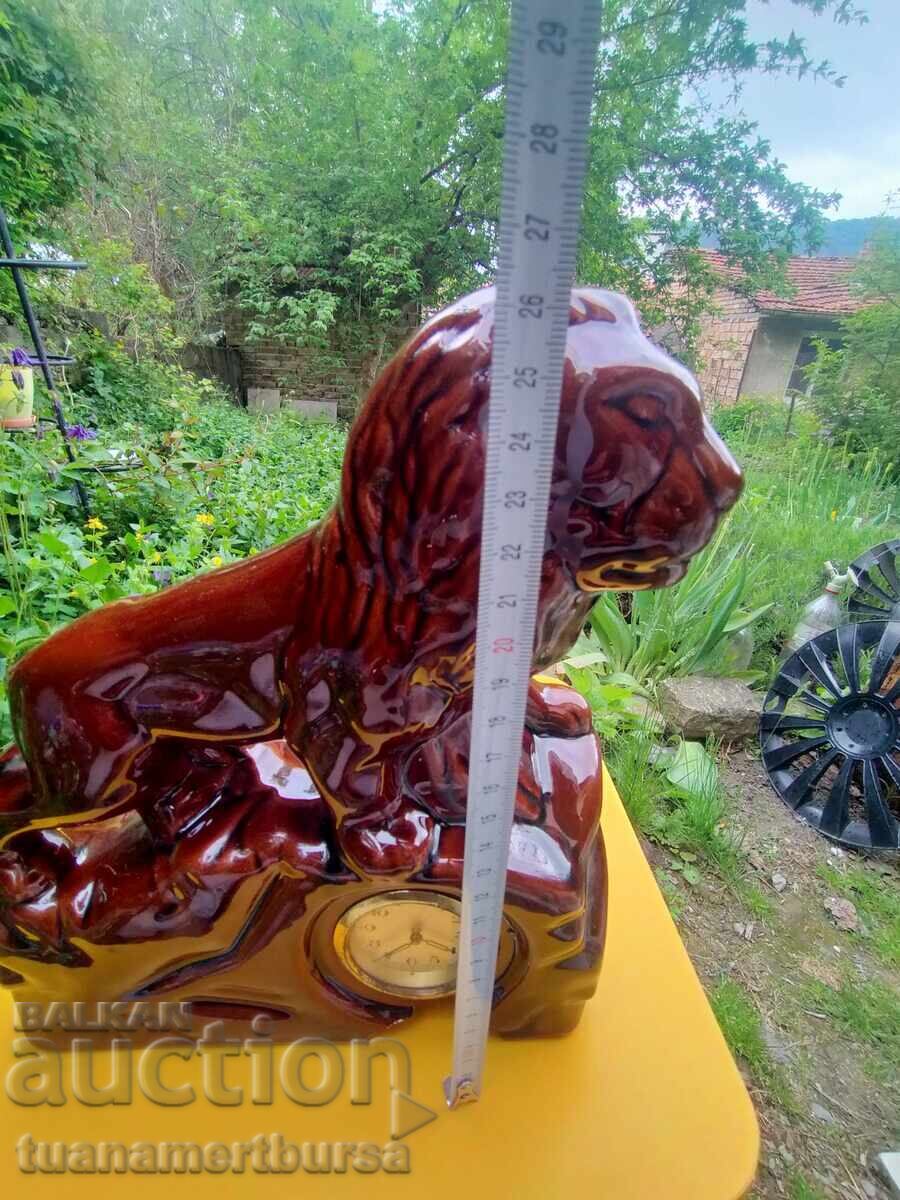 Delivery of mechanical lion table clock