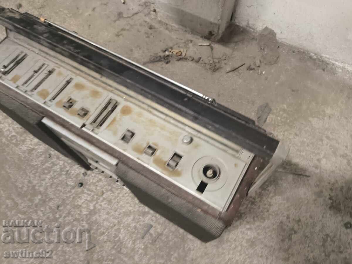 Auction Old Japanese Sony radio works no cable Auction Old Japanese Sony radio works no cable