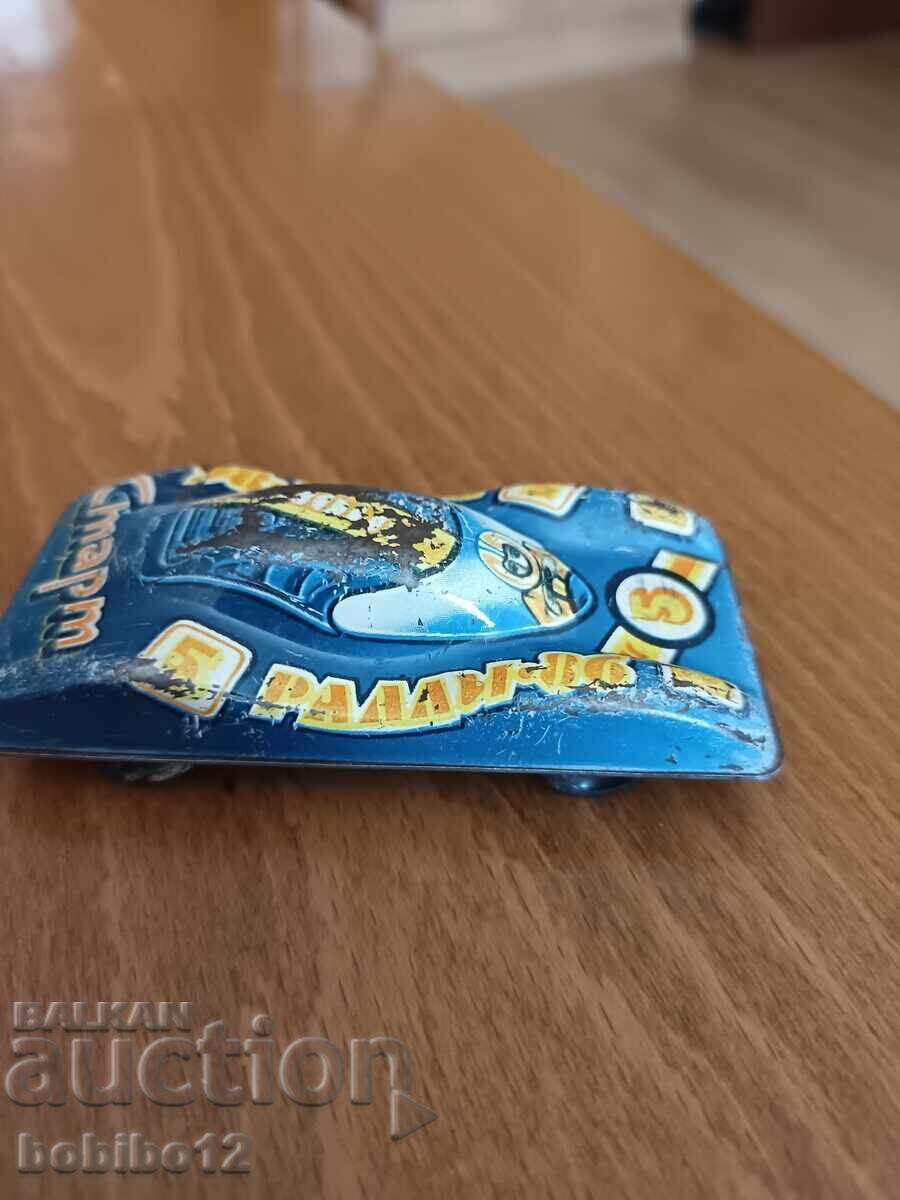 Παράδοση Ένα μεταλλικό καρότσι Παράδοση Ένα μεταλλικό καρότσι