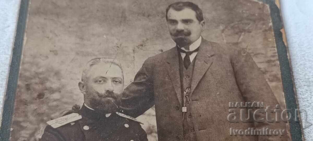 Φωτογραφία Αξιωματικός με σπαθί και άνδρας Χαρτόνι με τιμή € 12.34 | 24.14 BGN