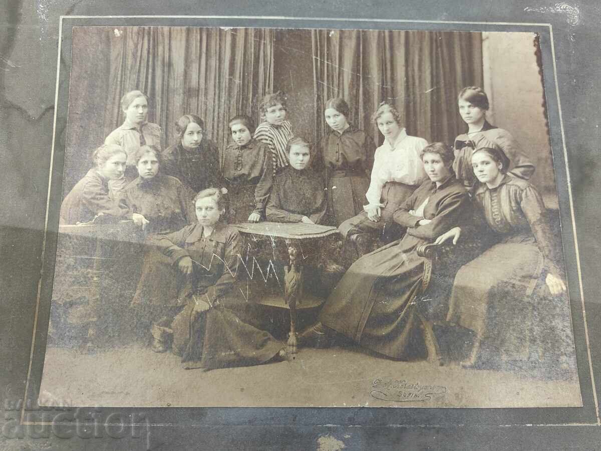SFÂRȘITUL SECOLULUI XIX FEMEI POZĂ VECHE MARE FOTOGRAFIE CARTON cu preț € 9.00 | 17.60 BGN