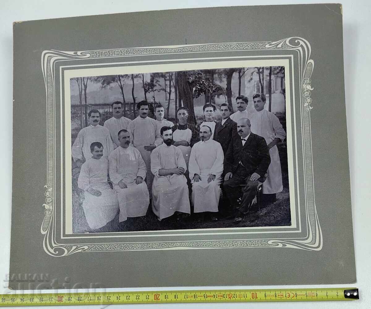 ÎNCEPUTUL SEC. XX MEDICI MEDIC POZĂ FOTOGRAFIE CARTON cu preț € 35.00 | 68.45 BGN ÎNCEPUTUL SEC. XX MEDICI MEDIC POZĂ FOTOGRAFIE CARTON cu preț € 35.00 | 68.45 BGN