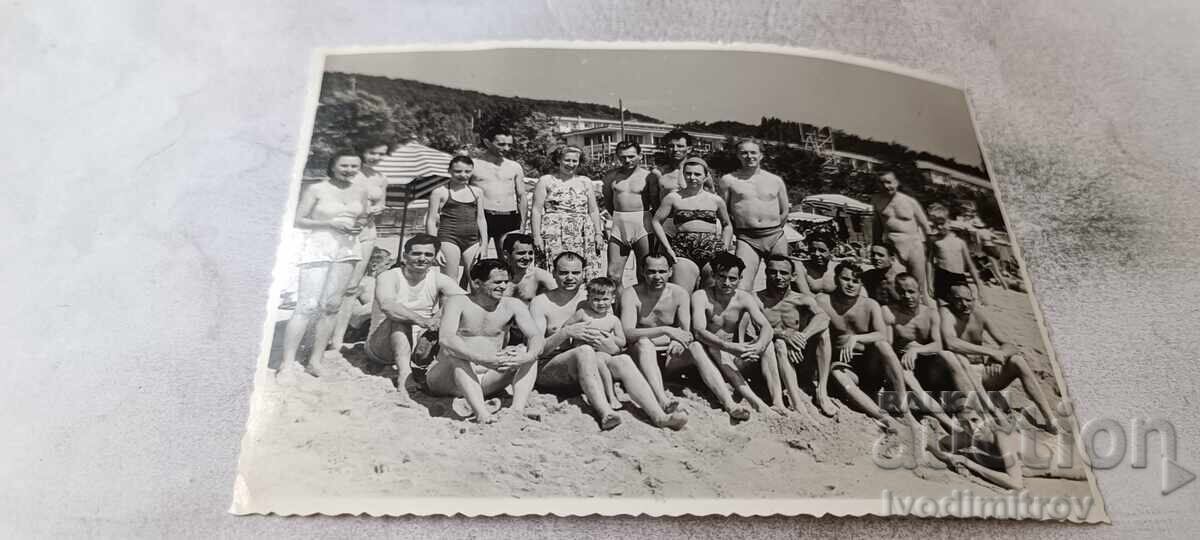 Foto Bărbați, femei și copii pe plajă