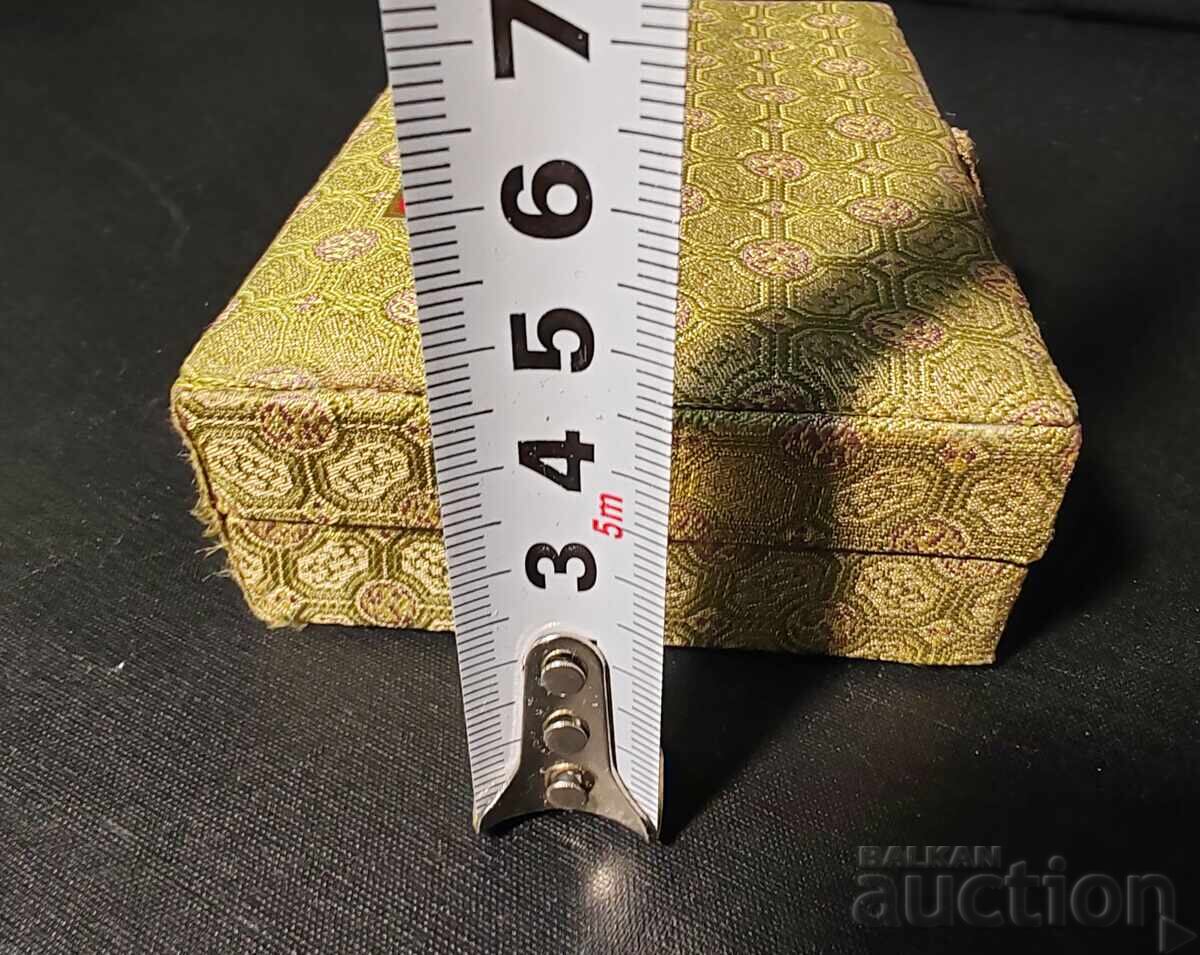 Licitație Cutie de suveniruri cu măști miniaturale de operă chinezească. Set Licitație Cutie de suveniruri cu măști miniaturale de operă chinezească. Set