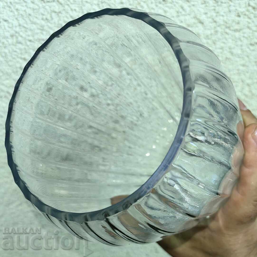 Licitație VAZĂ MARE DIN STICLĂ PENTRU FLORI REZISTENTĂ