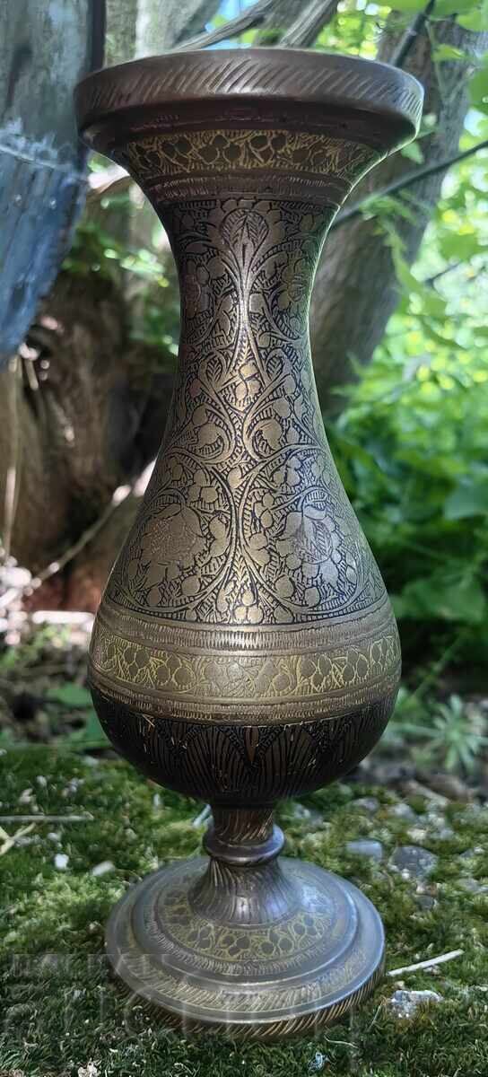 Licitație VAZĂ INDIANĂ DIN METAL GRAVAT