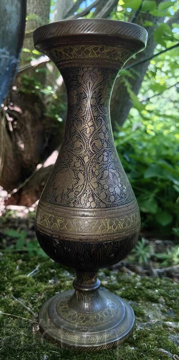 VAZĂ INDIANĂ DIN METAL GRAVAT