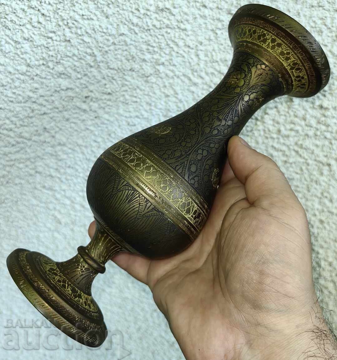 VAZĂ INDIANĂ METALICĂ GRAVATĂ cu preț € 15.00 | 29.34 BGN