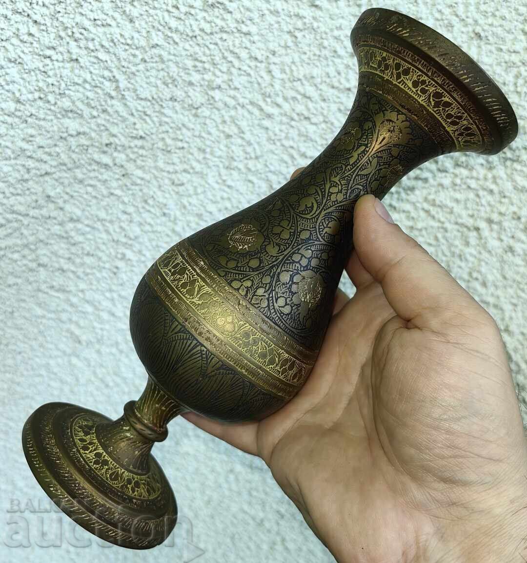 Licitație VAZĂ INDIANĂ METALICĂ GRAVATĂ