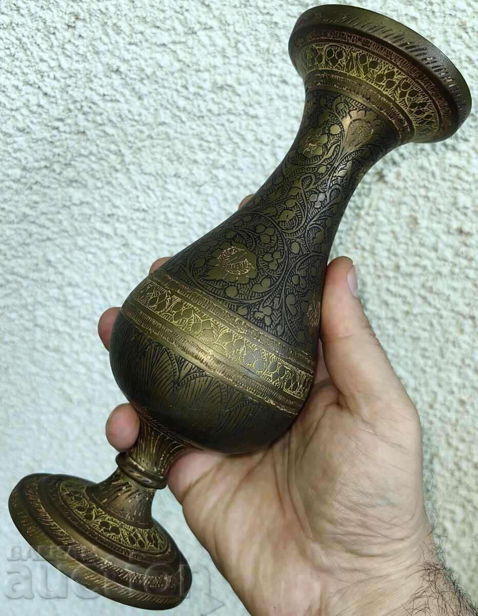 VAZĂ INDIANĂ METALICĂ GRAVATĂ