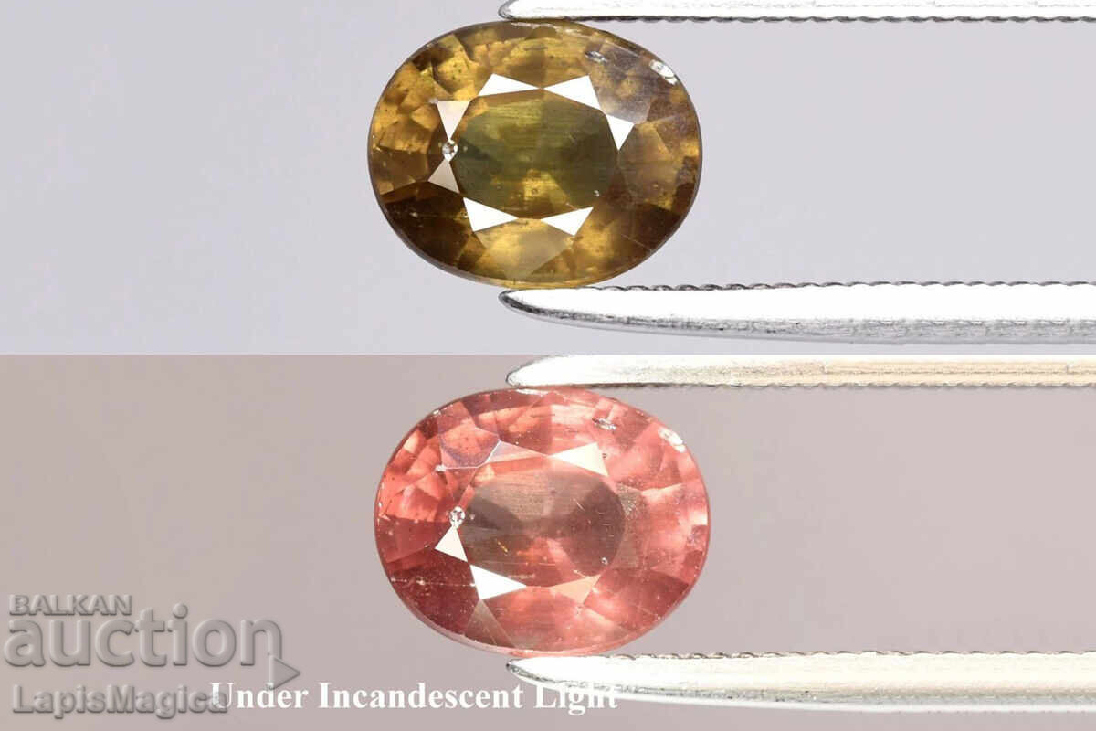 Granat natural cu schimbare de culoare 1.22ct 6.8x5.5mm oval