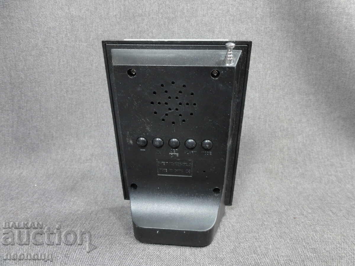 Livrarea BZC STAR RETRO RADIO CU CEAS CU TRANZISTORI DE MASĂ