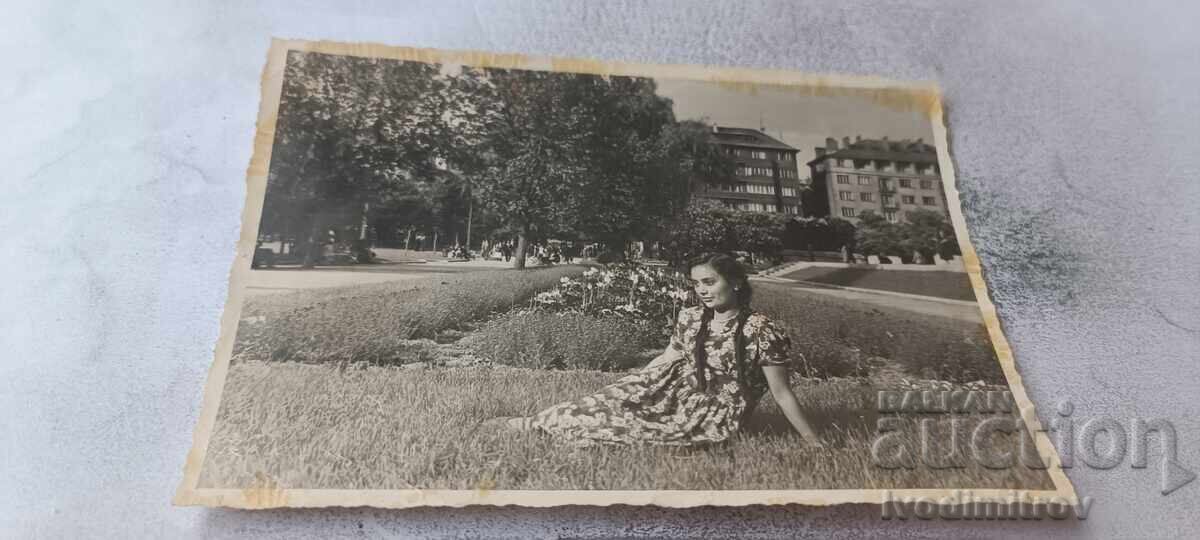 Snimka Sofia Mlado momiche sednalo na trevata v parka