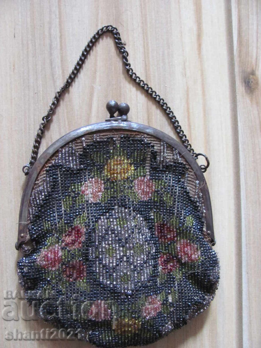 Delivery of 19th century ladies' handbag, beads, metal clasp