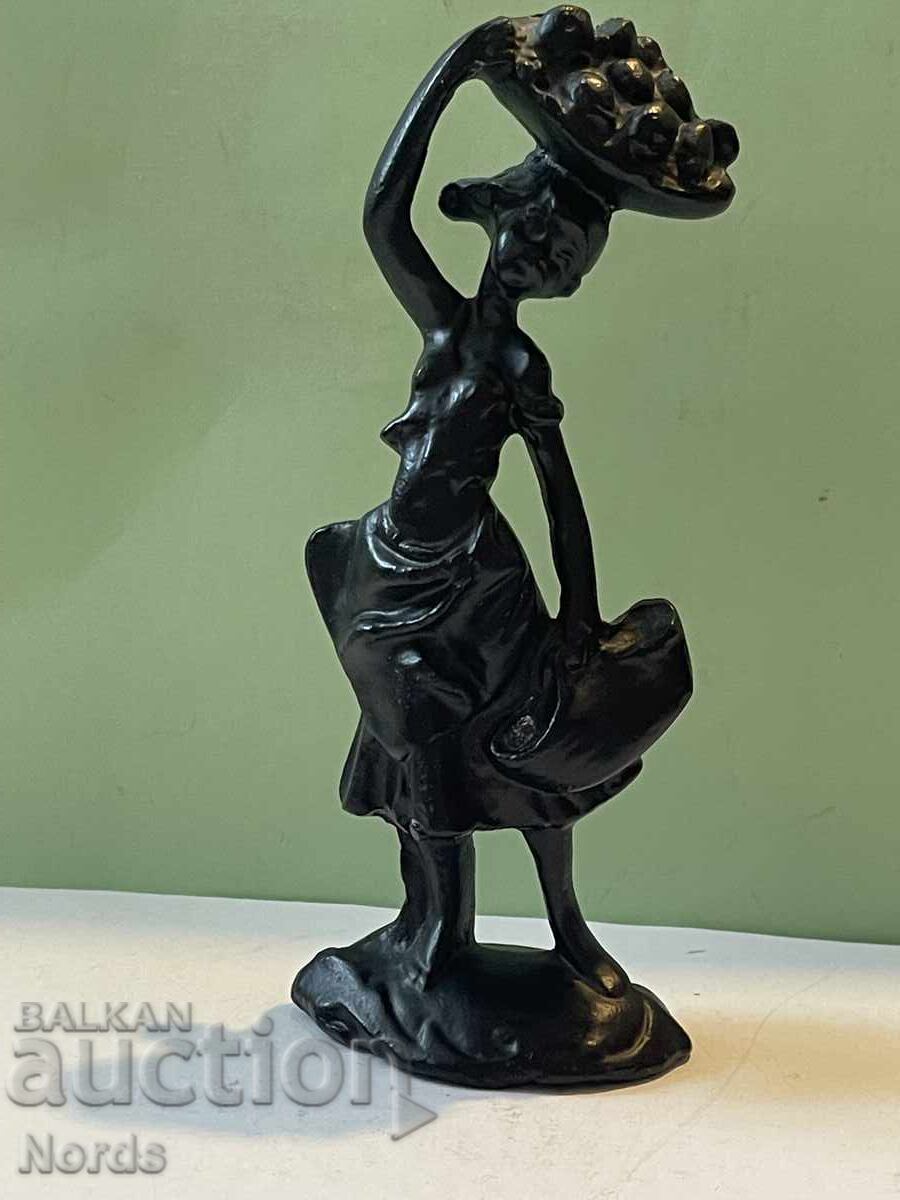 Figurină franceză din metal cu preț € 3.00 | 5.87 BGN Figurină franceză din metal cu preț € 3.00 | 5.87 BGN