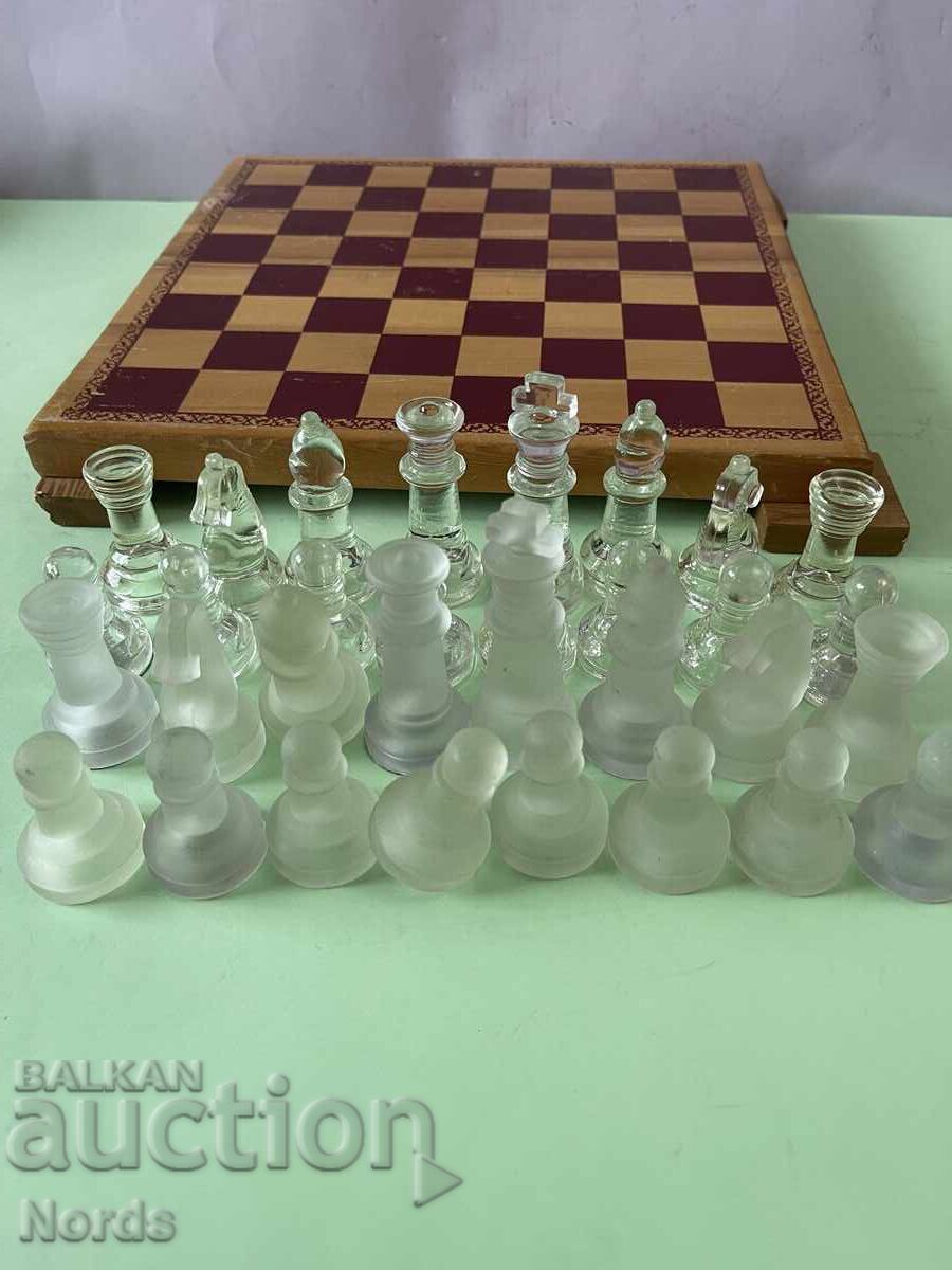 Παράδοση Ξύλινο σκάκι με γυάλινα πιόνια
