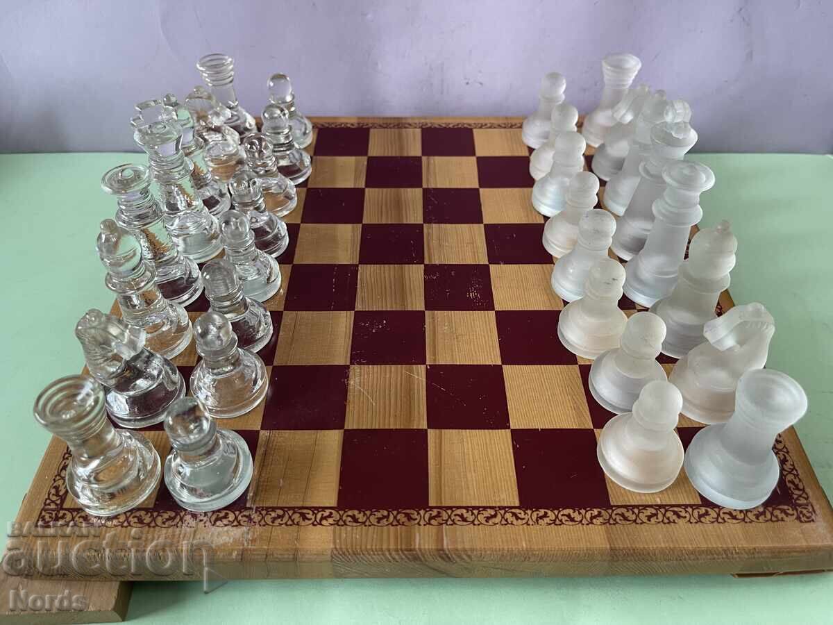 Ξύλινο σκάκι με γυάλινα πιόνια