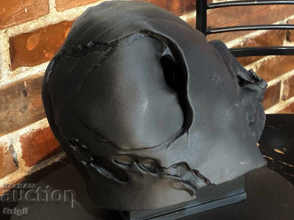Livrarea Star Wars. Casca topită a lui Darth Vader de pe rugul funerar