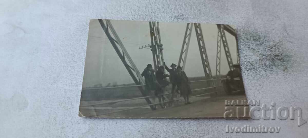 Fotografie Sofia Bărbat și tinere pe podul peste râul Iskar la Vrana 1927
