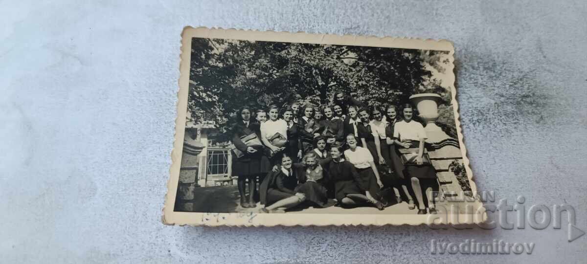 S-ca Sofia Eleve din clasa a VI-a G în Grădina Borisova 1942
