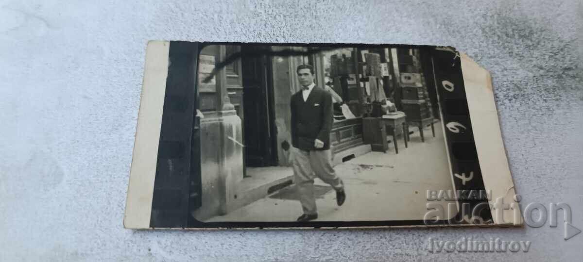Fotografie Sofia Un tânăr la plimbare Fotografie Sofia Un tânăr la plimbare