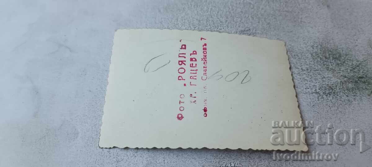 Fotografie Sofia Două femei în piața Slaveikov cu preț € 1.17 | 2.29 BGN