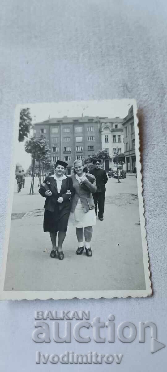 Fotografie Sofia Două femei în piața Slaveikov