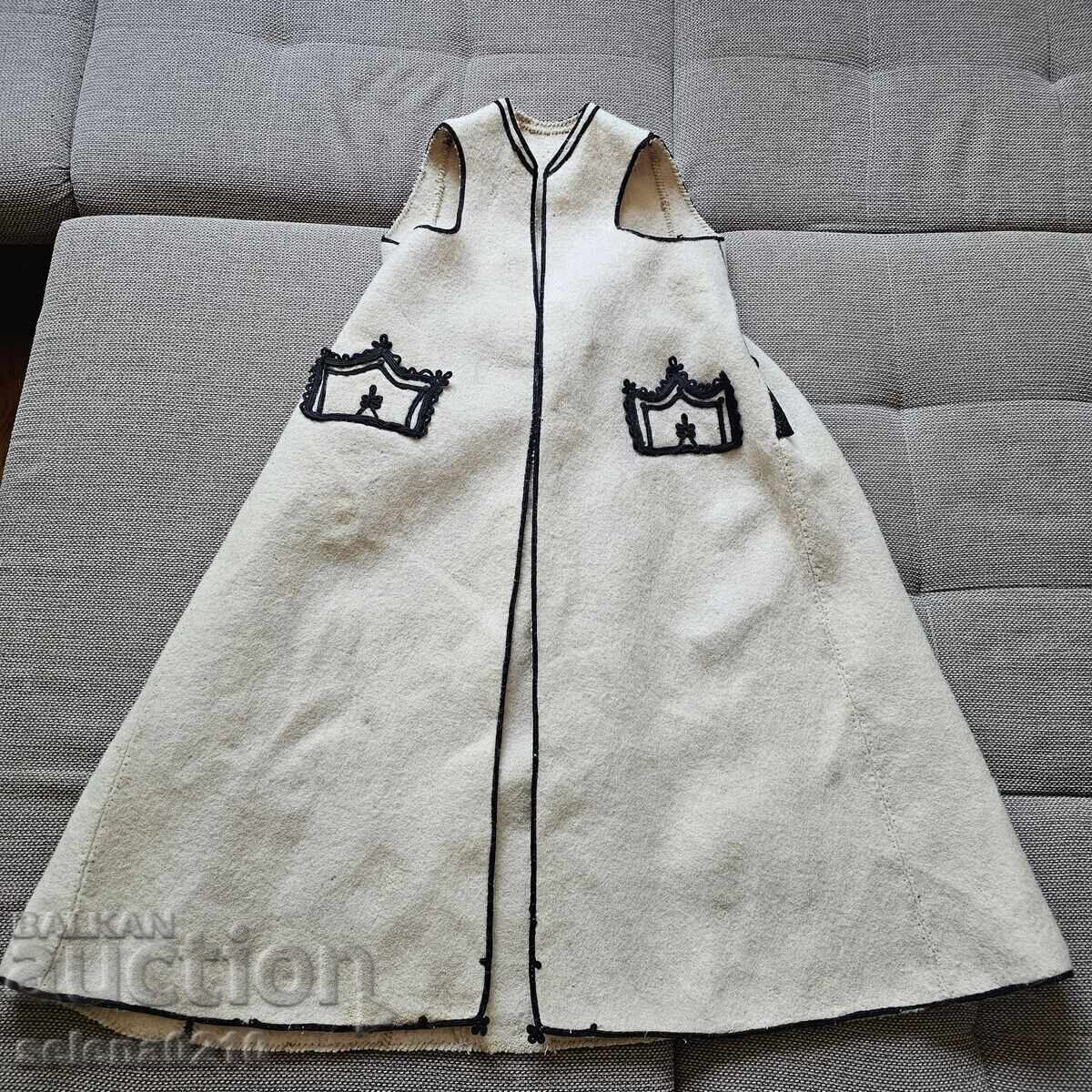 Autentic „klashnik” din regiunea de nord, scurtă pentru costum popular cu preț € 200.00 | 391.17 BGN