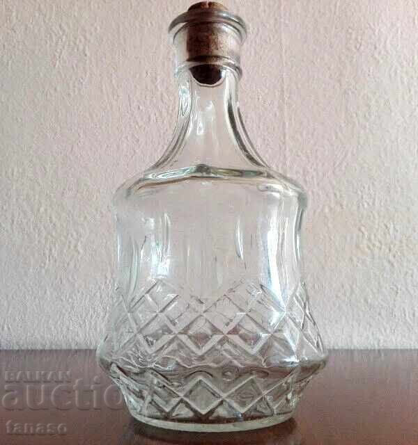 Carafă veche din sticlă transparentă cu dop – 22 cm cu preț € 15.00 | 29.34 BGN Carafă veche din sticlă transparentă cu dop – 22 cm cu preț € 15.00 | 29.34 BGN