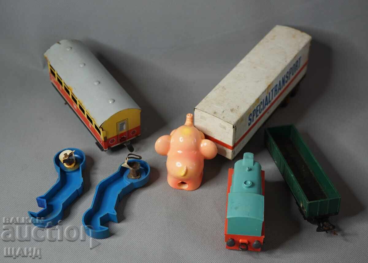 Livrarea Lot de jucării vechi din metal pentru piese: locomotivă, vagoane, robot Livrarea Lot de jucării vechi din metal pentru piese: locomotivă, vagoane, robot