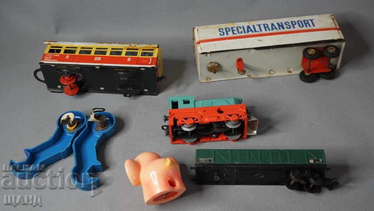 Lot de jucării vechi din metal pentru piese: locomotivă, vagoane, robot - 5 Lot de jucării vechi din metal pentru piese: locomotivă, vagoane, robot - 5