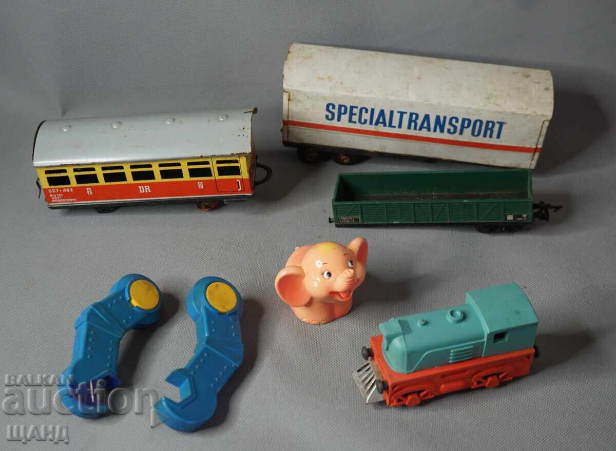 Lot de jucării vechi din metal pentru piese: locomotivă, vagoane, robot Lot de jucării vechi din metal pentru piese: locomotivă, vagoane, robot