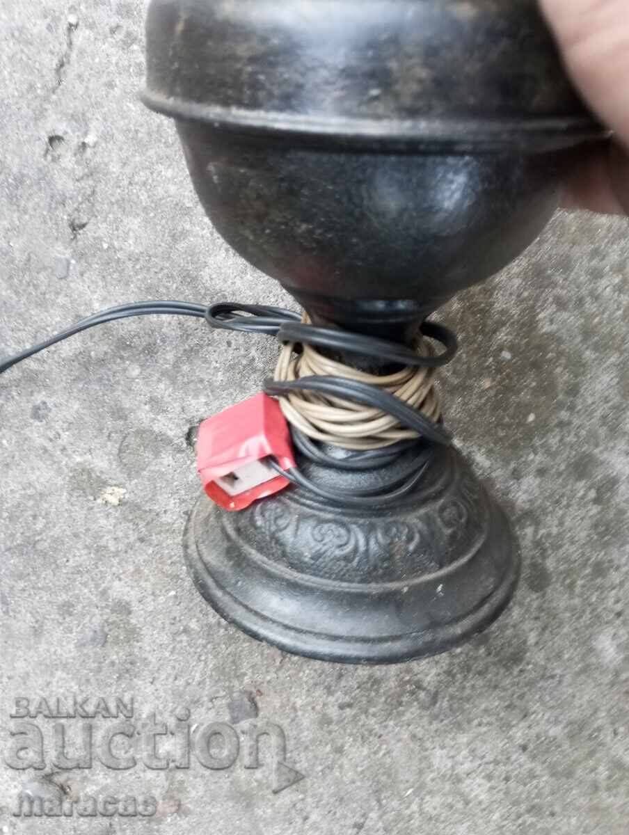 Lampă veche din metal cu preț € 10.00 | 19.56 BGN