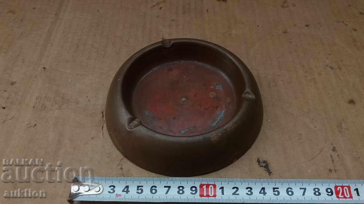 VECHE CENUȘIERĂ MASIVĂ DIN CUPRU FORJAT cu preț € 6.99 | 13.67 BGN VECHE CENUȘIERĂ MASIVĂ DIN CUPRU FORJAT cu preț € 6.99 | 13.67 BGN