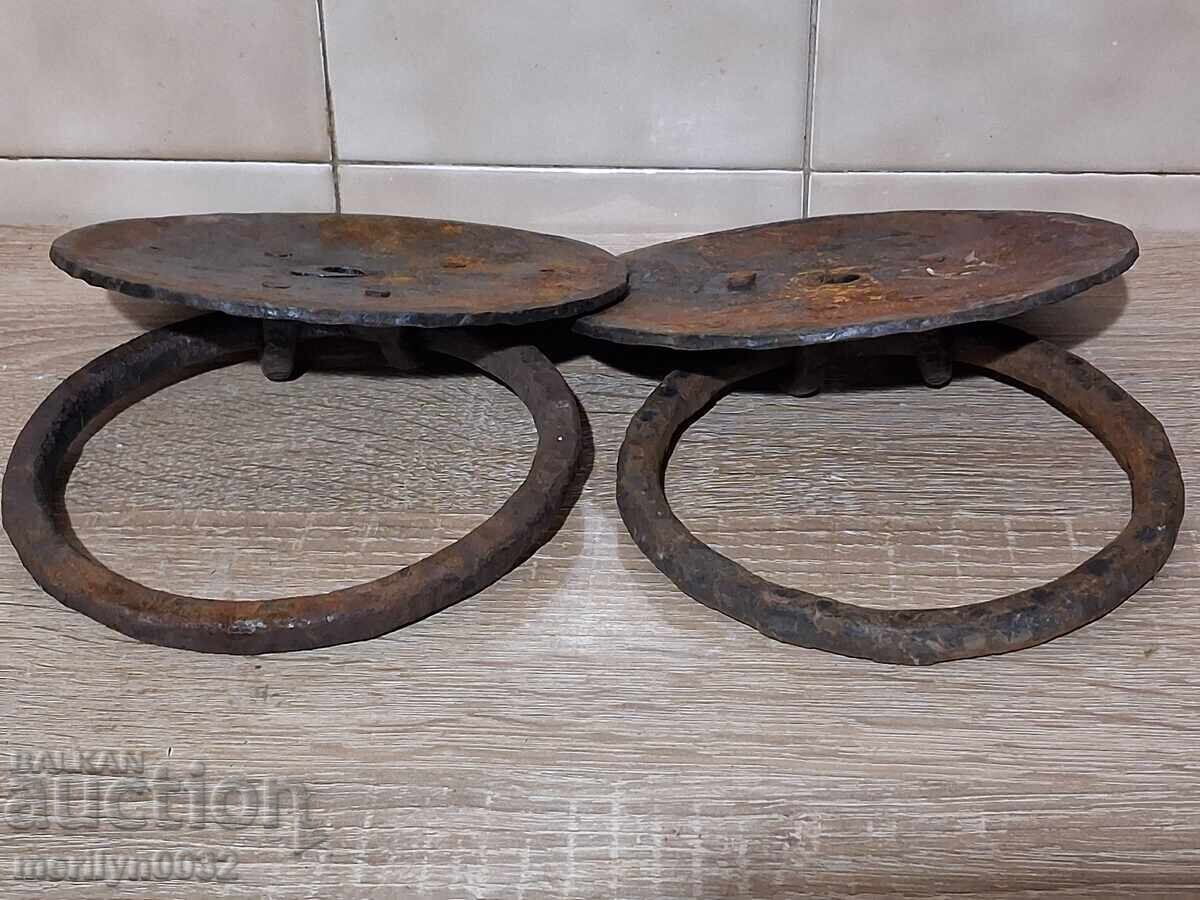 Licitație Feronerie pentru poartă veche, zăvor, inele țigănești, fier forjat Licitație Feronerie pentru poartă veche, zăvor, inele țigănești, fier forjat