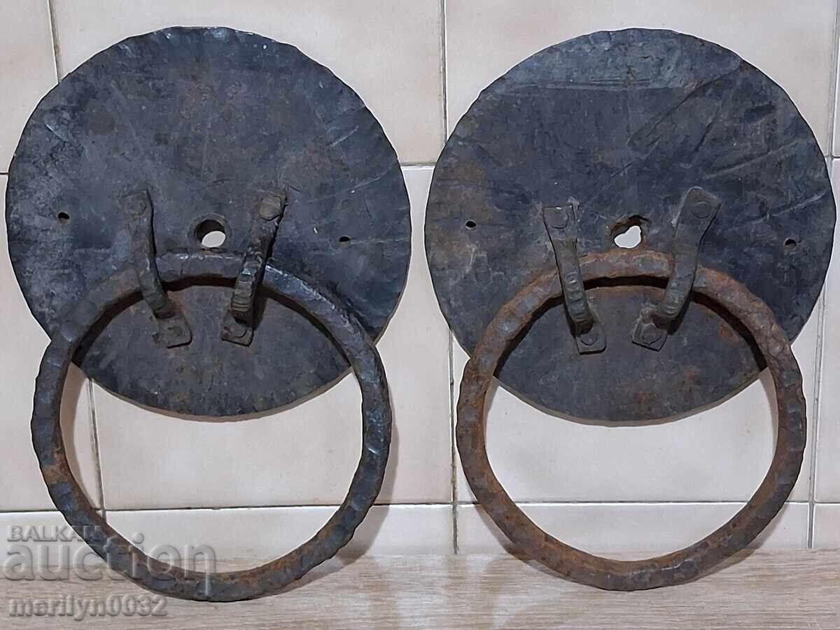 Feronerie pentru poartă veche, zăvor, inele țigănești, fier forjat Feronerie pentru poartă veche, zăvor, inele țigănești, fier forjat