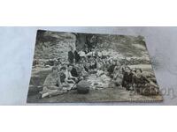 Photo Men women and children on a picnic