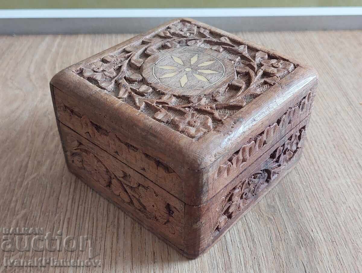 Cutie sculptată în lemn pentru cunoscători cu preț € 14.00 | 27.38 BGN