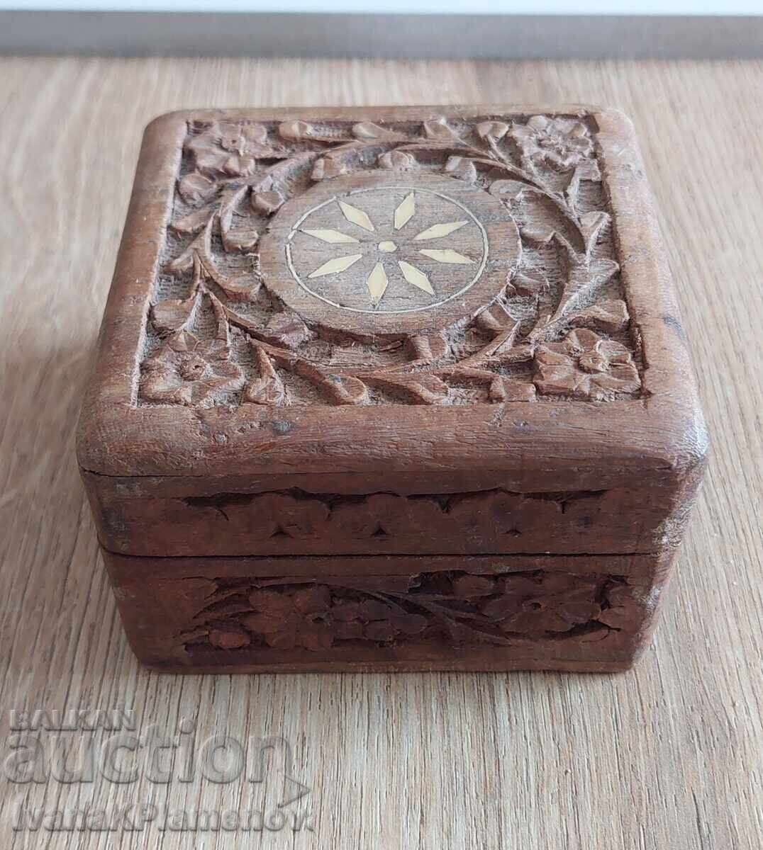 Cutie sculptată în lemn pentru cunoscători